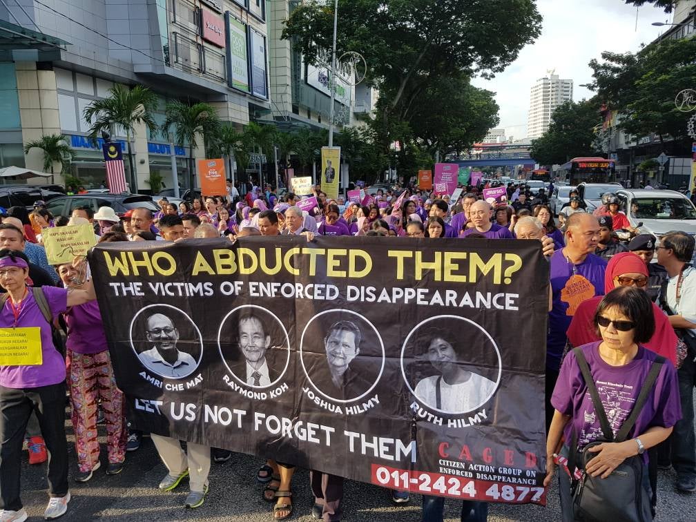 民眾上街遊行聲援包括許景城牧師（橫幅內左二）在內的被迫害人士。（翻攝自FB@Esther Koh）